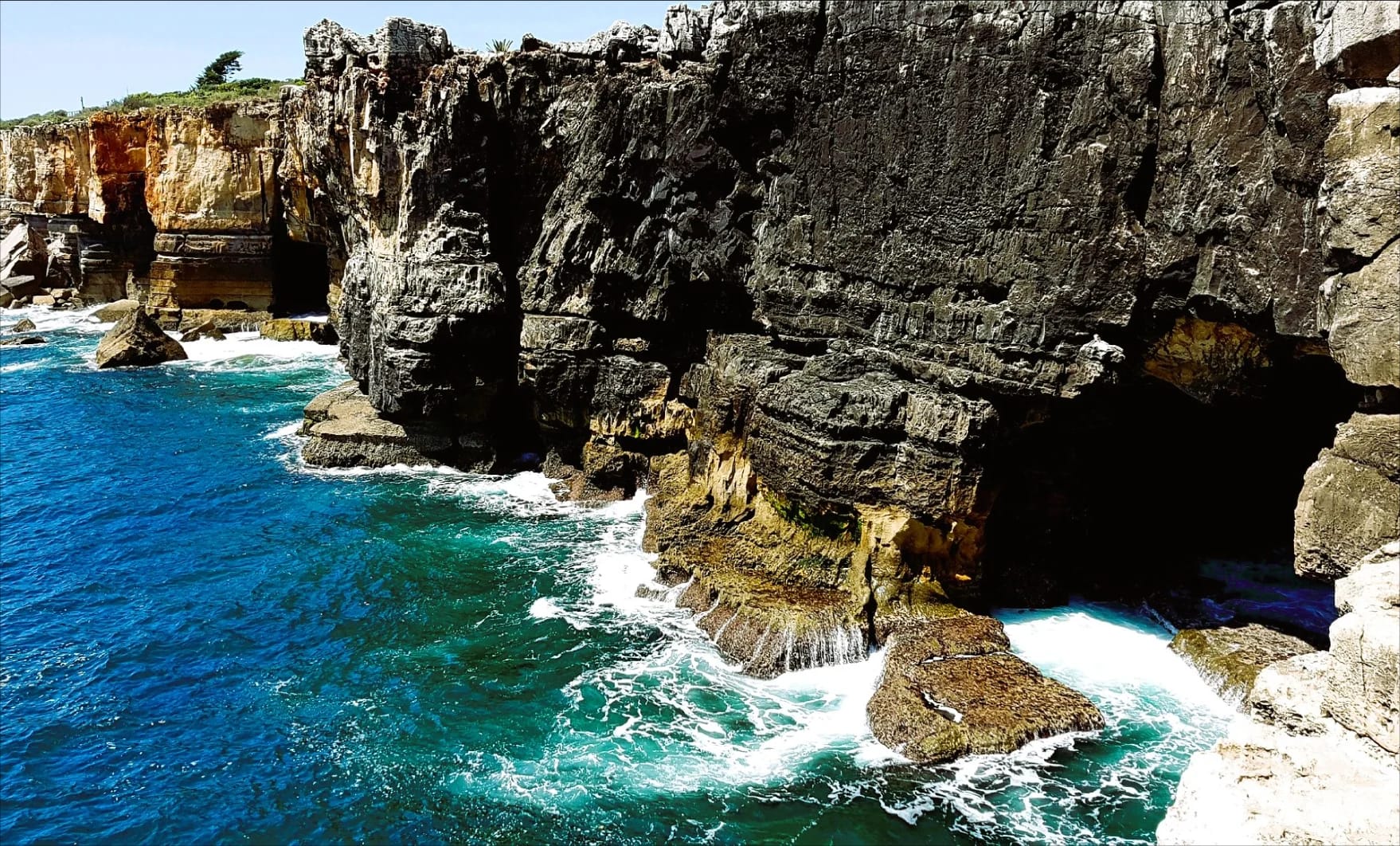 Arches and cliffs at Boca do Inferno
